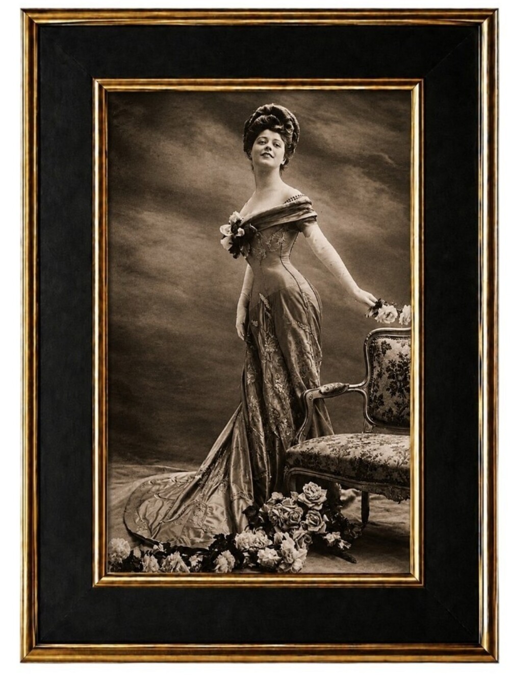 Beautiful Victorian woman in dress vintage Vin Beauty Fashion 1900s Framed Photo